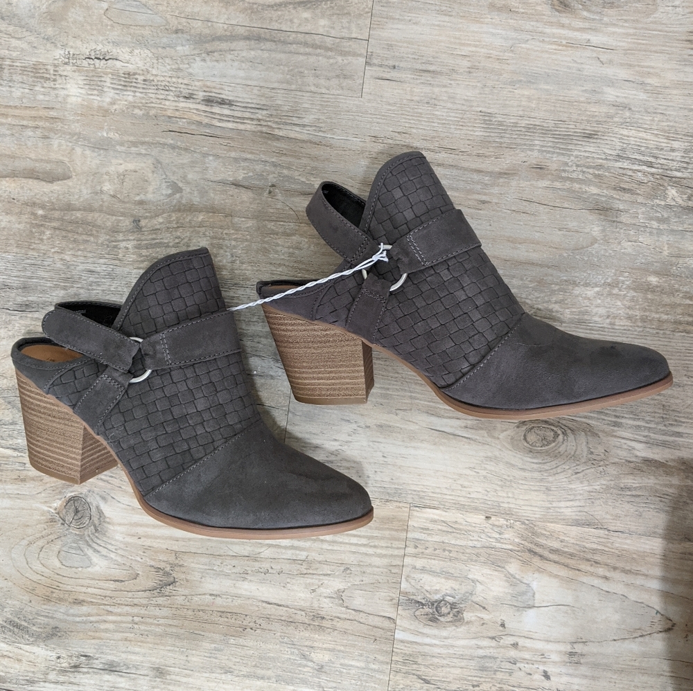 NWOT Universal Thread Bootties